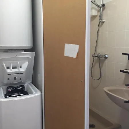 Renove Bord De Avec Balcon Et Parking A - Fr-1-336-79 アパート