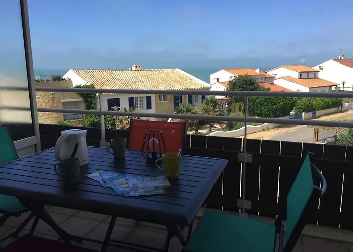 Rénové Bord De Avec Balcon Et Parking à - Fr-1-336-79 Jard-sur-Mer