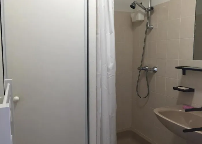 Appartement Rénové Bord De Avec Balcon Et Parking à - Fr-1-336-79 *