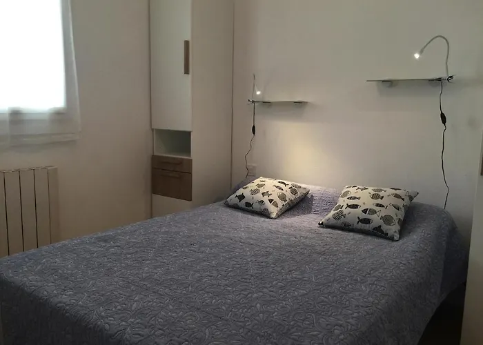 Appartement Rénové Bord De Avec Balcon Et Parking à - Fr-1-336-79